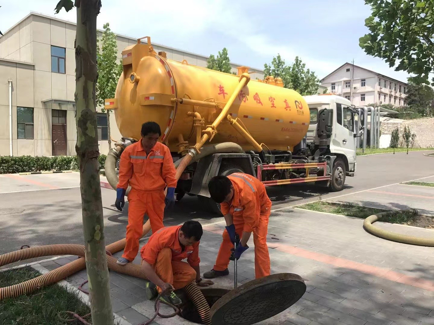 珠海管道疏通车停在窨井附近