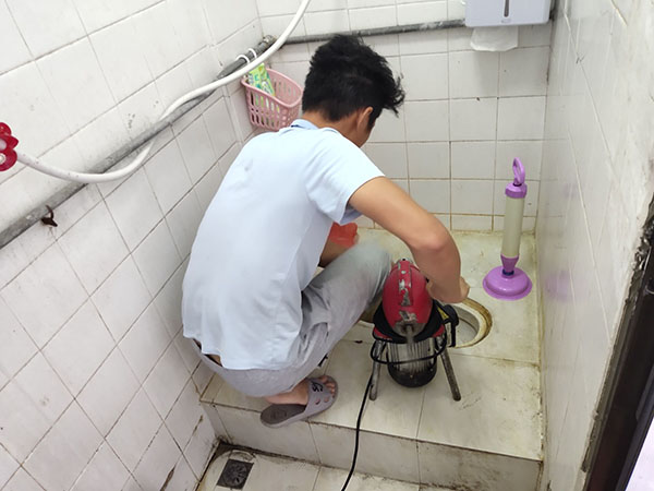 珠海管道堵塞冒臭气 专业师傅现场解决问题